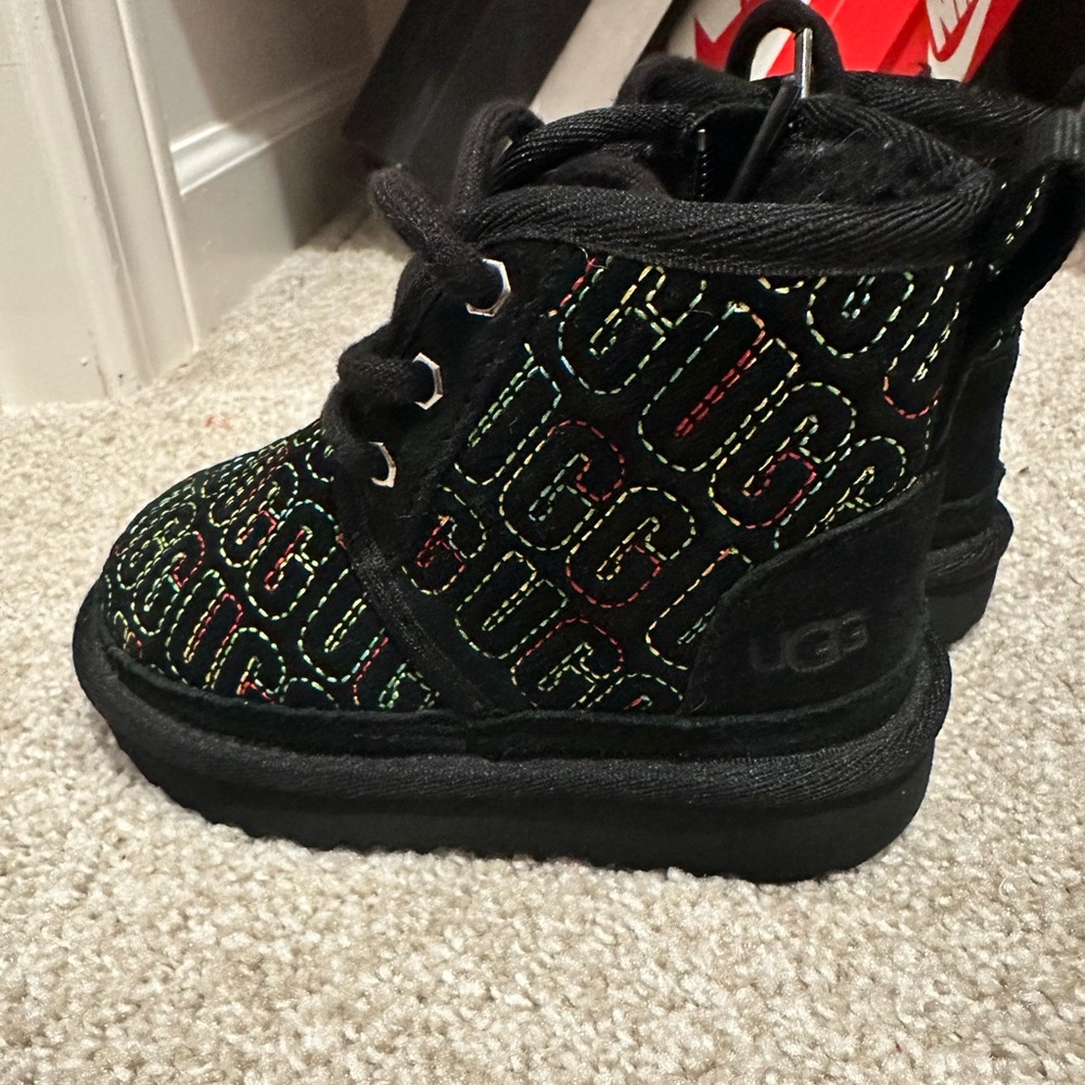Toddler: Gently worn Ugg Boots